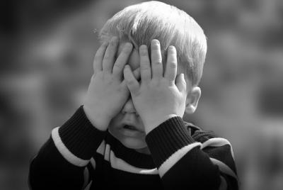Kind mit Secur-iD Notfallarmband am Handgelenk beim Spielen im Freien