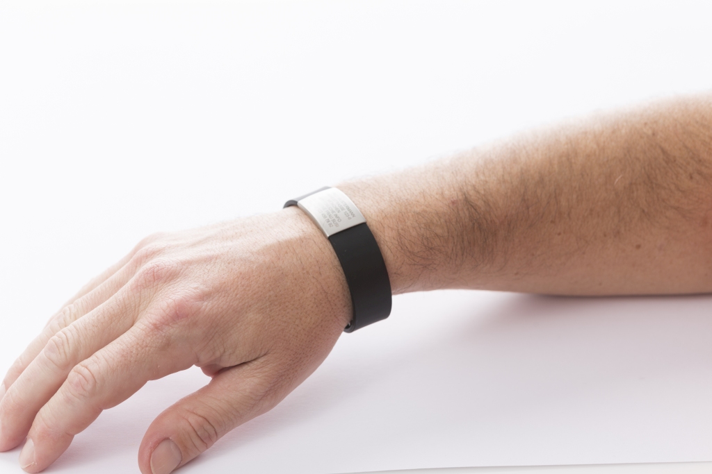 Secur-iD Notfallarmband für Senioren mit eingravierten Kontaktdaten